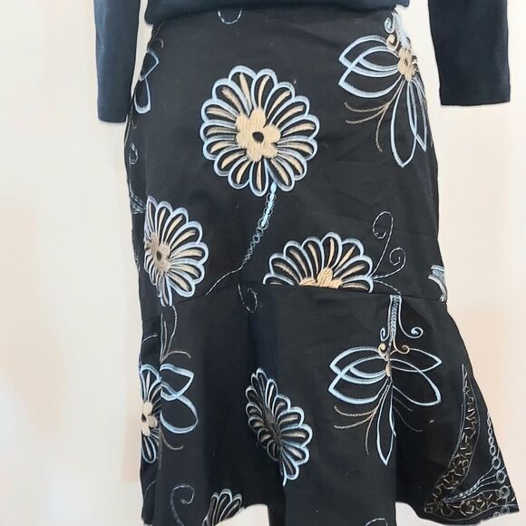 Ann Taylor Loft embroidered skirt size 4/6. - Picture 2 of 9